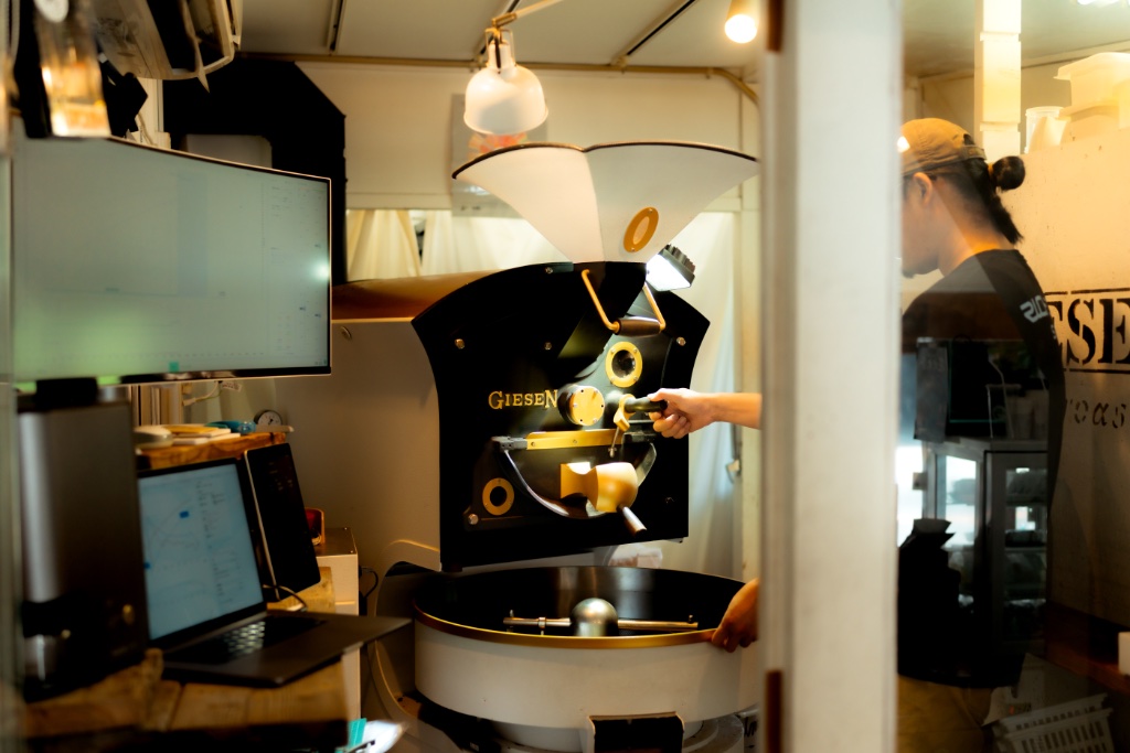 山口県岩国市のコーヒーボックスにて、焙煎機GIESENを使い情熱を持ってスペシャルティコーヒーを焙煎する職人の様子